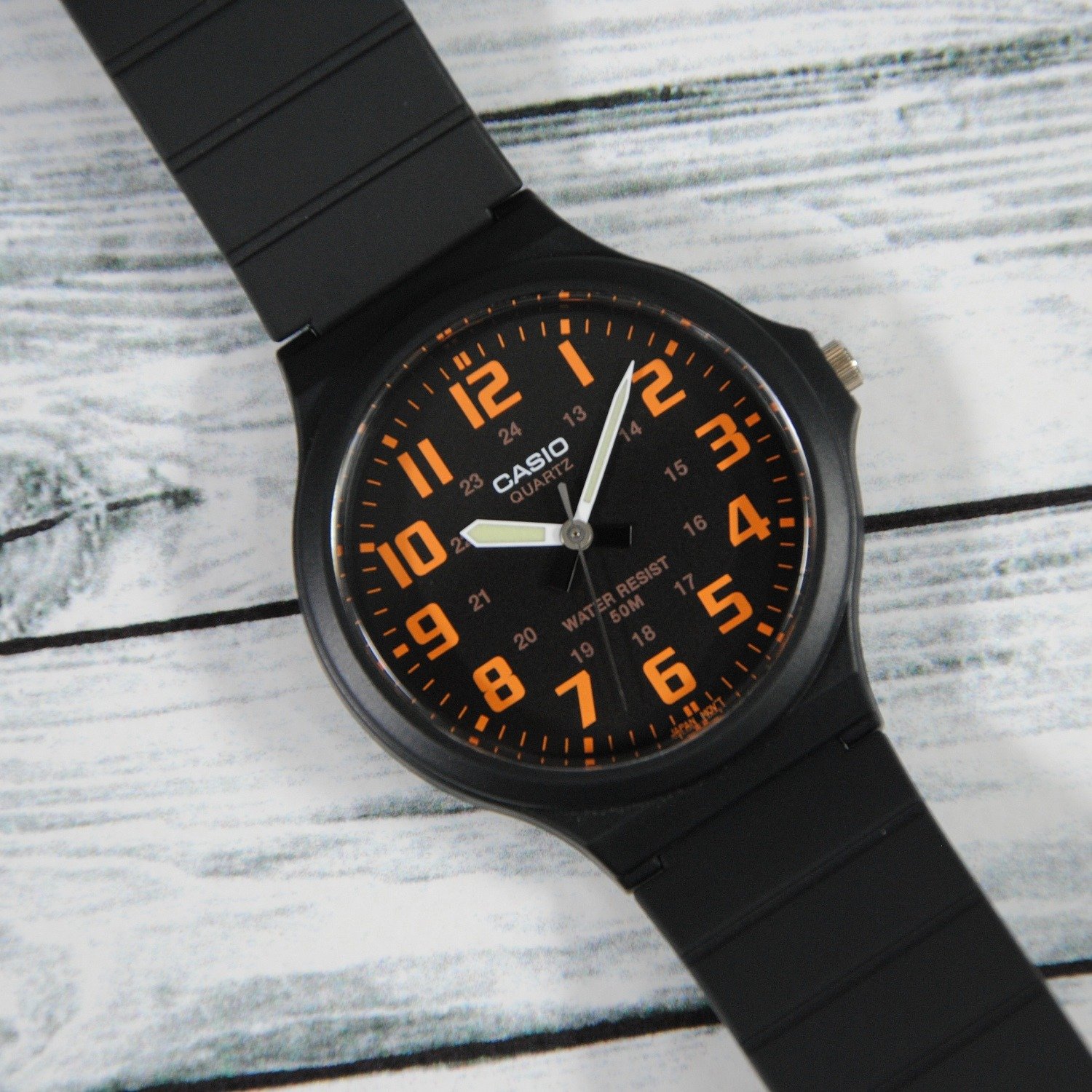 montre-homme-casio-mw-240-4bvdf-bracelet-en-resine-noirorange-mw-240-4bvdf