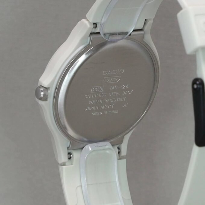 Montre Jeunesse Casio - MQ-24UC-8BDF - Bracelet en résine blanc - Affichage analogique - Résistant à l'eau