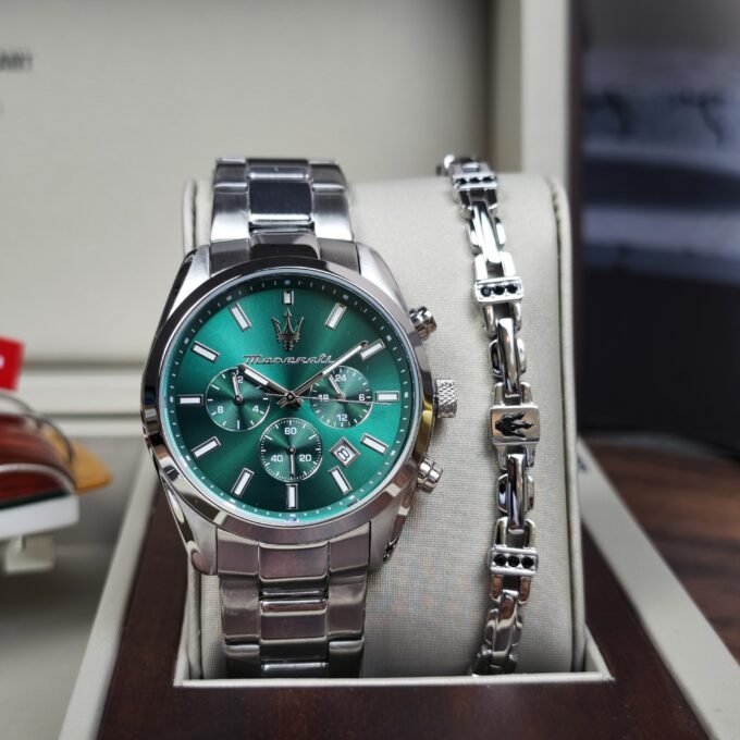 Montre Homme Maserati Attrazione – R8853151017 – Boîtier Acier Inoxydable 43 mm – Cadran Vert Sunray – Mouvement Analogique – Bracelet Acier Inoxydable – Pierre Zircon Noire – Résistante à l’Eau 5 ATM – Boucle Déployante à Sécurité – Garantie Maserati.