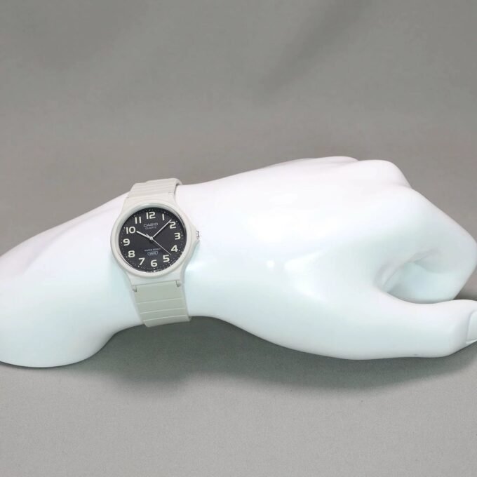 Montre Jeunesse Casio - MQ-24UC-8BDF - Bracelet en résine blanc - Affichage analogique - Résistant à l'eau