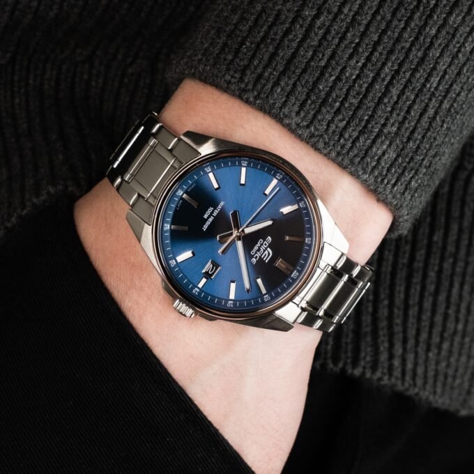 Montre Classique - Casio Edifice - Homme - Design Élégant, Résistance à lEau, Bracelet Acier Inoxydable, Mouvement Quartz - Métal - Argenté - EFV-150D-2AVUDF