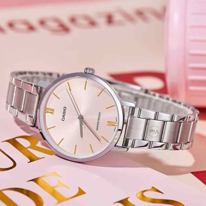 Montre CASIO Femme - LTP-VT01D-4BUDF - Bracelet Gris En Acier Inoxydable - Résistante à l'eau - 12 Mois De Garantie