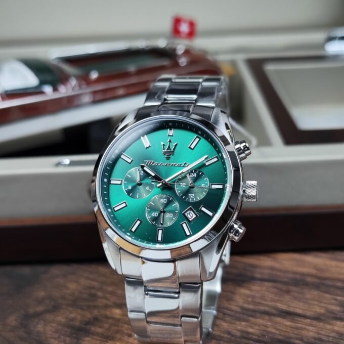 Montre Homme Maserati Attrazione – R8853151017 – Boîtier Acier Inoxydable 43 mm – Cadran Vert Sunray – Mouvement Analogique – Bracelet Acier Inoxydable – Pierre Zircon Noire – Résistante à l’Eau 5 ATM – Boucle Déployante à Sécurité – Garantie Maserati.