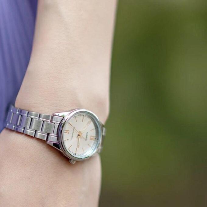 Montre Femme Casio - LTP-V005D-7B2UDF - Bracelet en acier inoxydable - Affichage analogique - Résistant à l'eau