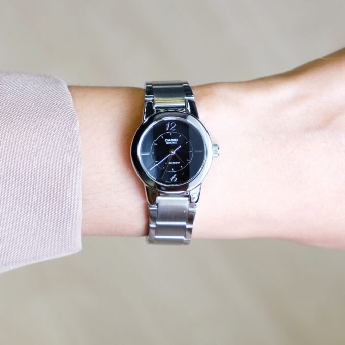 Montre Classique Femme - Casio Enticer - Cadran Noir, Bracelet Acier, Étanche, Quartz - Argenté - LTP-1230D-1CDF