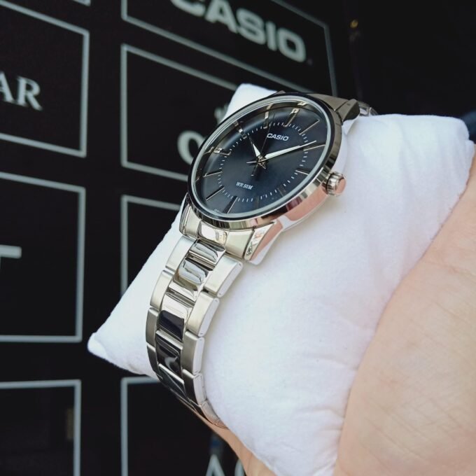 Montre CASIO Homme - MTP-1303D-1AVDF - Bracelet Gris En Acier Inoxydable - Résistante à l'eau - 12 Mois De Garantie