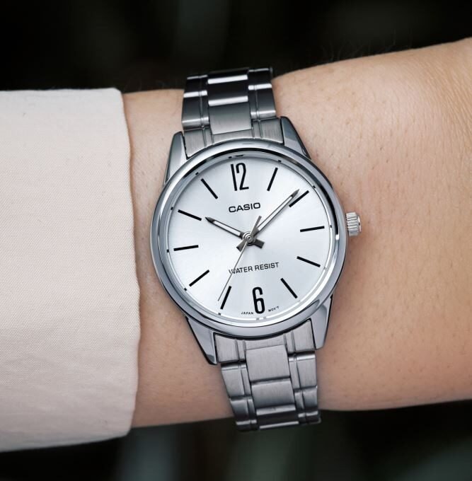 Montre-Bracelet Femme Casio Collection LTP-V005D-7BUDF - Bracelet Gris En Acier Inoxydable - Résistante à l'Eau