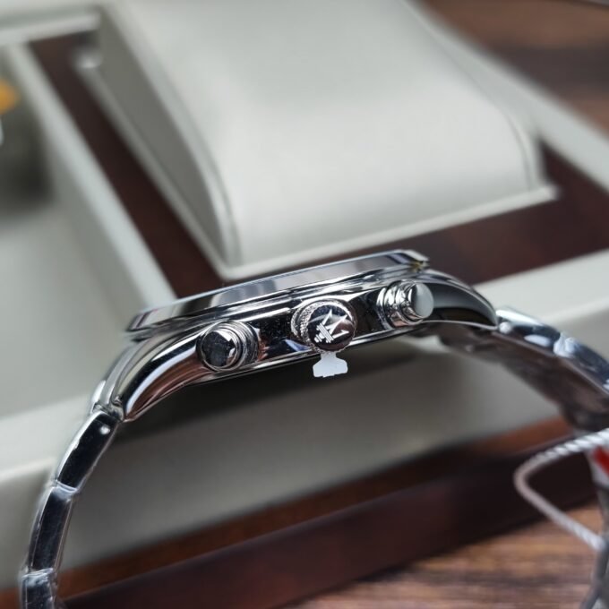 Montre Homme Maserati Attrazione – R8853151017 – Boîtier Acier Inoxydable 43 mm – Cadran Vert Sunray – Mouvement Analogique – Bracelet Acier Inoxydable – Pierre Zircon Noire – Résistante à l’Eau 5 ATM – Boucle Déployante à Sécurité – Garantie Maserati.