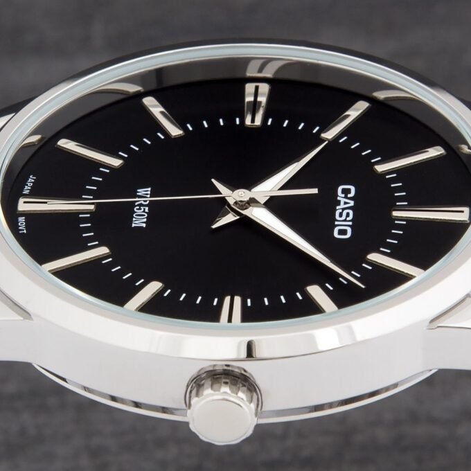 Montre CASIO Homme - MTP-1303D-1AVDF - Bracelet Gris En Acier Inoxydable - Résistante à l'eau - 12 Mois De Garantie