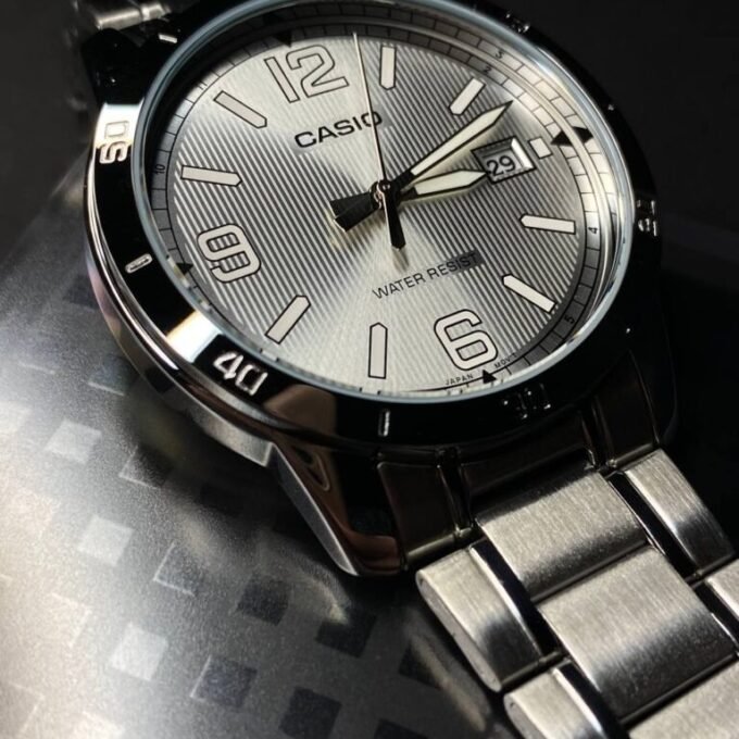 Montre-Bracelet Homme Casio Collection MTP-V004D-7B2UDF - Bracelet Gris En Acier Inoxydable - Résistante à L'Eau