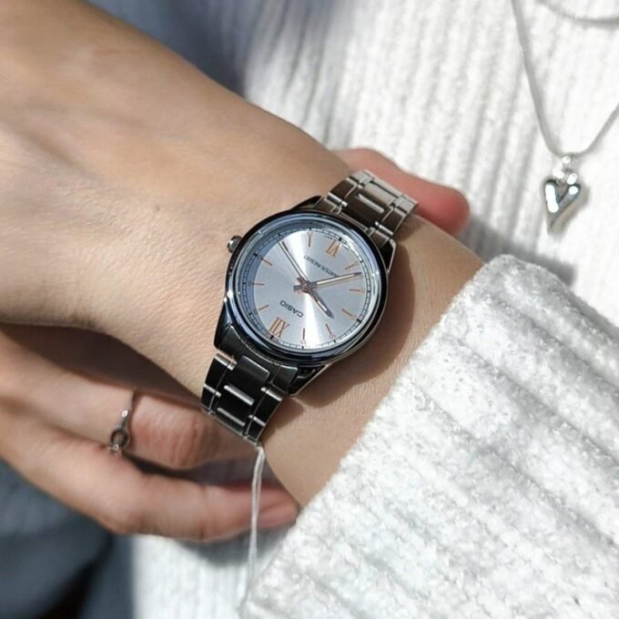Montre Femme Casio - LTP-V005D-7B2UDF - Bracelet en acier inoxydable - Affichage analogique - Résistant à l'eau
