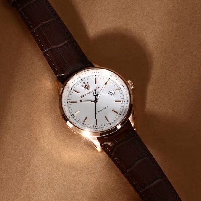 Montre Homme Maserati Sorpasso – R8851124002 – Bracelet en Cuir Véritable – Boîtier en Acier Inoxydable Or Rose – Cadran Argent Sunray – Résistante à l'Eau 10 ATM – 42 mm – Boucle Ardillon – Mouvement Analogique – Emballage d'Origine Maserati