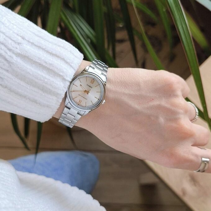 Montre Femme Casio - LTP-V005D-7B2UDF - Bracelet en acier inoxydable - Affichage analogique - Résistant à l'eau