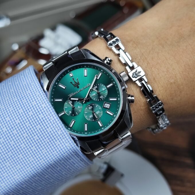 Montre Homme Maserati Attrazione – R8853151017 – Boîtier Acier Inoxydable 43 mm – Cadran Vert Sunray – Mouvement Analogique – Bracelet Acier Inoxydable – Pierre Zircon Noire – Résistante à l’Eau 5 ATM – Boucle Déployante à Sécurité – Garantie Maserati.