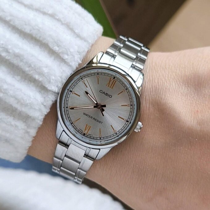 Montre Femme Casio - LTP-V005D-7B2UDF - Bracelet en acier inoxydable - Affichage analogique - Résistant à l'eau