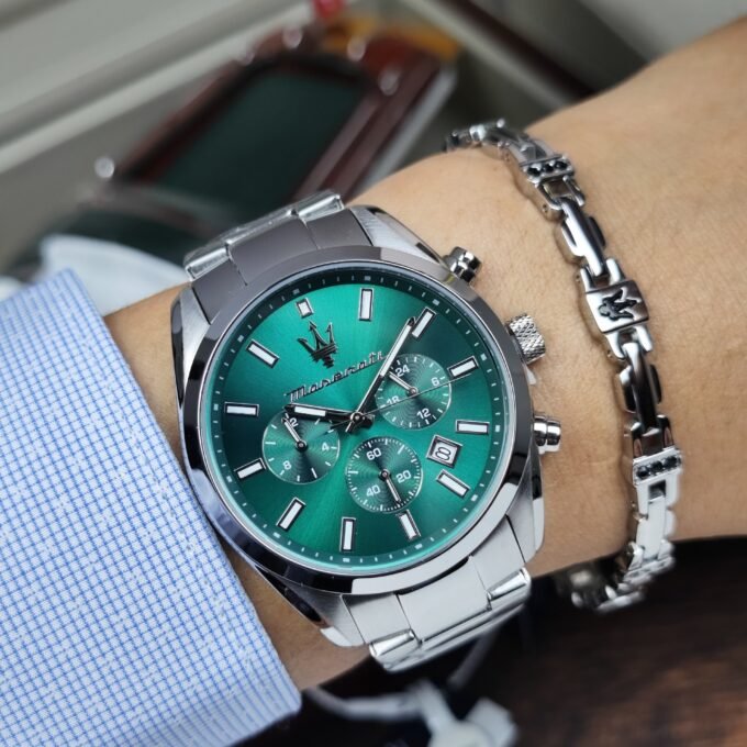 Montre Homme Maserati Attrazione – R8853151017 – Boîtier Acier Inoxydable 43 mm – Cadran Vert Sunray – Mouvement Analogique – Bracelet Acier Inoxydable – Pierre Zircon Noire – Résistante à l’Eau 5 ATM – Boucle Déployante à Sécurité – Garantie Maserati.