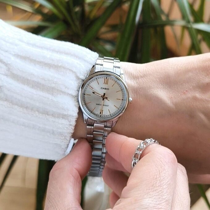 Montre Femme Casio - LTP-V005D-7B2UDF - Bracelet en acier inoxydable - Affichage analogique - Résistant à l'eau
