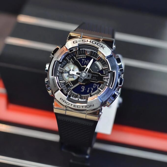Montre G-Shock Casio GM-110-1ADR - Classique Homme - Chocs 20 ATM, Chrono 1/100s, Monde 31 Fuseaux, LED Auto - Résine/Acier Inox - Noir - GM-110-1ADR