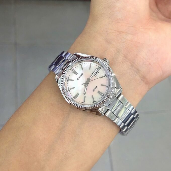 Montre Femme Casio Quartz - Acier Inoxydable Argent Cadran Rose Dateur - Etanche WR30 - LTP-1302DS-4AVDF