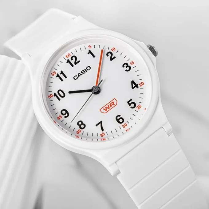 Montre Classique - CASIO - Unisexe - Design Élégant, Résistante, Bracelet Confortable - Noir - Référence LQ-24B-7BDF