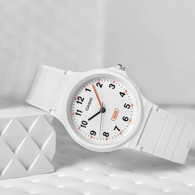 Montre Classique - CASIO - Unisexe - Design Élégant, Résistante, Bracelet Confortable - Noir - Référence LQ-24B-7BDF