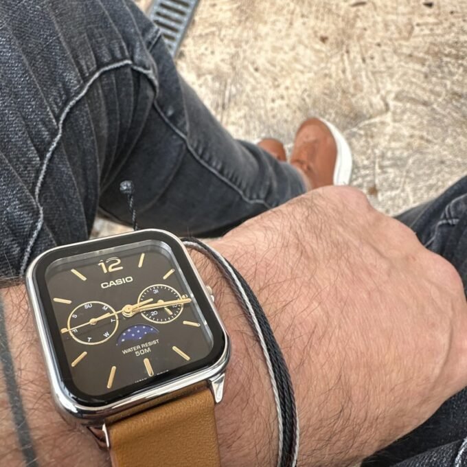 Montre CASIO Homme Acier Inoxydable Quartz, Cadran Noir Carré, Bracelet Marron, Dateur, Étanche 50m - MTP-M305L-1AVDF