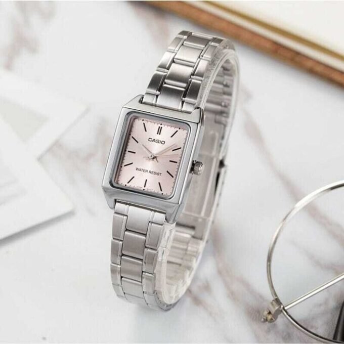 Montre CASIO Femme - LTP-V007D-4EUDF - Bracelet Gris En Acier Inoxydable - Résistante à l'eau - 12 Mois De Garantie