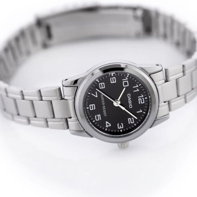Montre CASIO Femme - Bracelet Gris En Acier Inoxydable - Résistante à l'eau - 12 Mois De Garantie - LTP-V001D-1BUDF