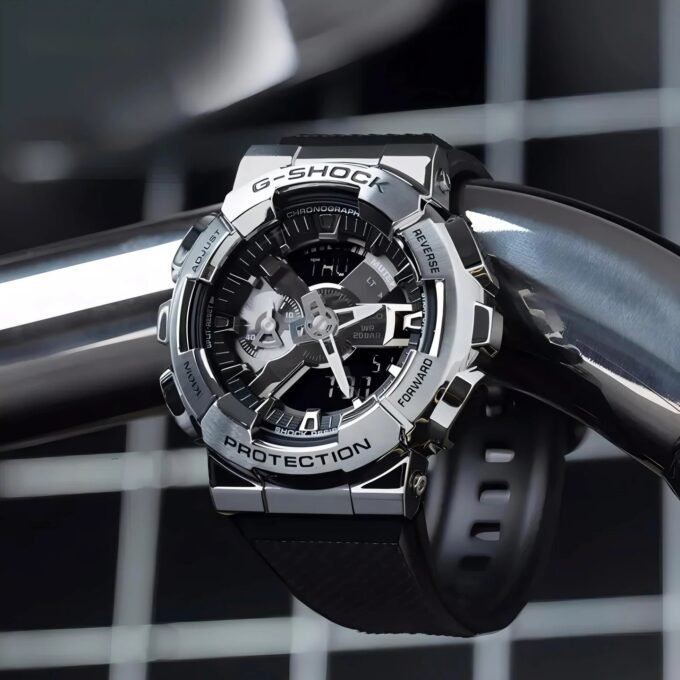 Montre G-Shock Casio GM-110-1ADR - Classique Homme - Chocs 20 ATM, Chrono 1/100s, Monde 31 Fuseaux, LED Auto - Résine/Acier Inox - Noir - GM-110-1ADR