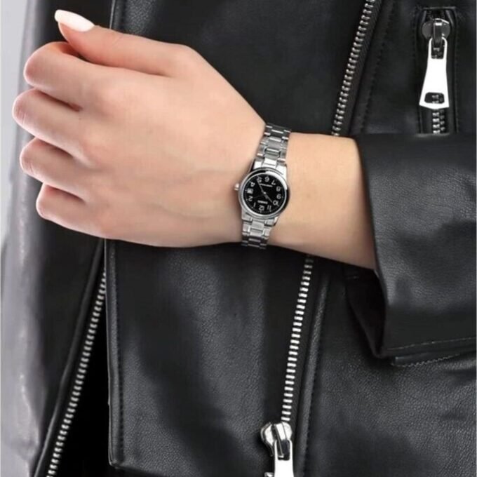 Montre CASIO Femme - Bracelet Gris En Acier Inoxydable - Résistante à l'eau - 12 Mois De Garantie - LTP-V001D-1BUDF