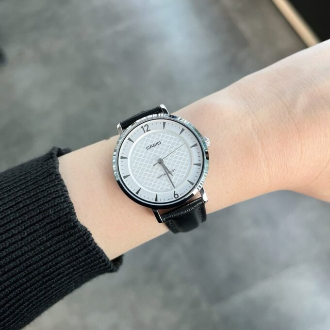 Montre analogique femme Casio Enticer – cadran blanc, bracelet cuir, style élégant, référence LTP-VT04L-7A2DF – Montres – Blanc