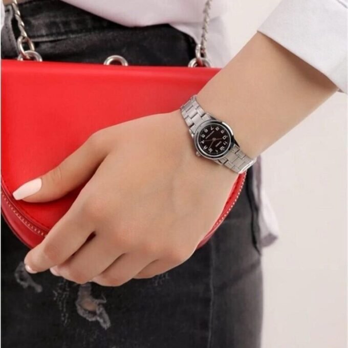 Montre CASIO Femme - Bracelet Gris En Acier Inoxydable - Résistante à l'eau - 12 Mois De Garantie - LTP-V001D-1BUDF