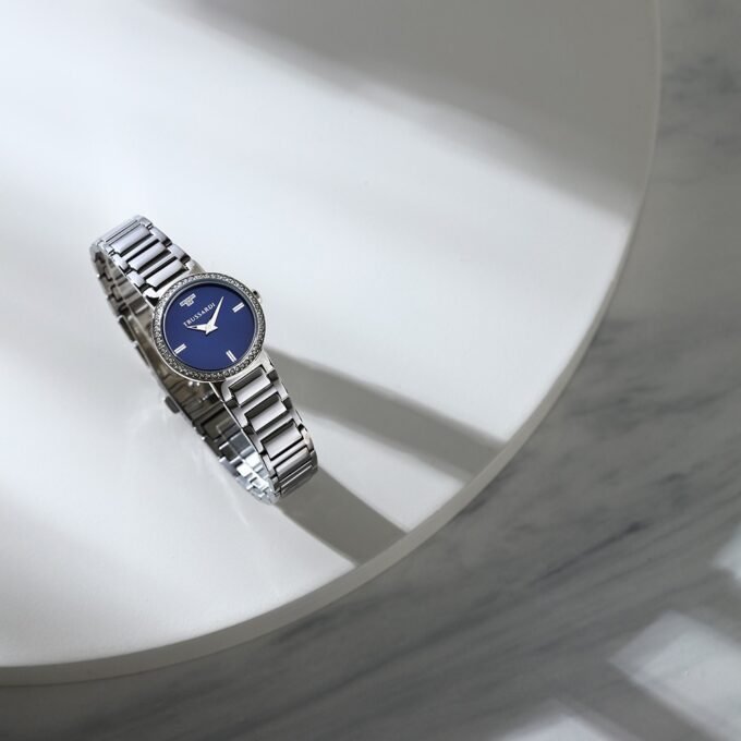 Montre Femme Trussardi T-Bridge – Acier Poli, Boîtier 28 mm, Bracelet Argent, Verre Minéral, Etanchéité 5 atm, Boucle Déployante – Garantie 2 ans – R2453171502