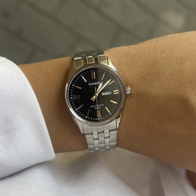 Montre Femme - Casio Collection LTP-1335D-1A2VDF - Quartz Précis, Luminescente, Résistante à l’Eau 5 Bar, Verre Minéral - Acier Inoxydable - Argent - Référence LTP-1335D-1A2VDF
