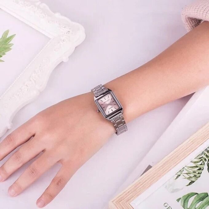 Montre CASIO Femme - LTP-V007D-4EUDF - Bracelet Gris En Acier Inoxydable - Résistante à l'eau - 12 Mois De Garantie