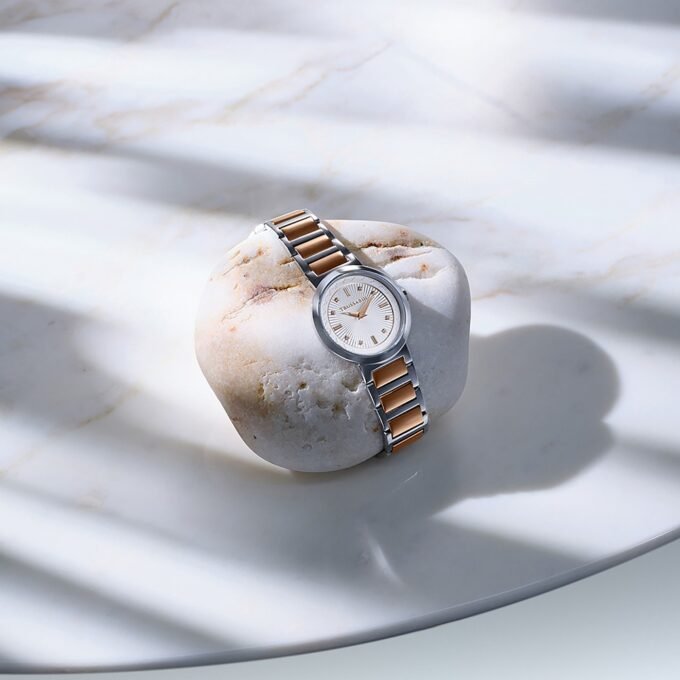 Montre Femme Quartz Ronde 32mm Acier Inoxydable Blanc - Trussardi - Bracelet 18mm Minéral - Référence R2453171505