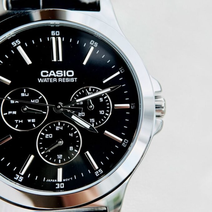 Montre Homme - Casio - Chronographe, Résistante à l’eau, Date et Jour, Précision ±20s/mois - Bracelet cuir noir - MTP-V300L-1AUDF