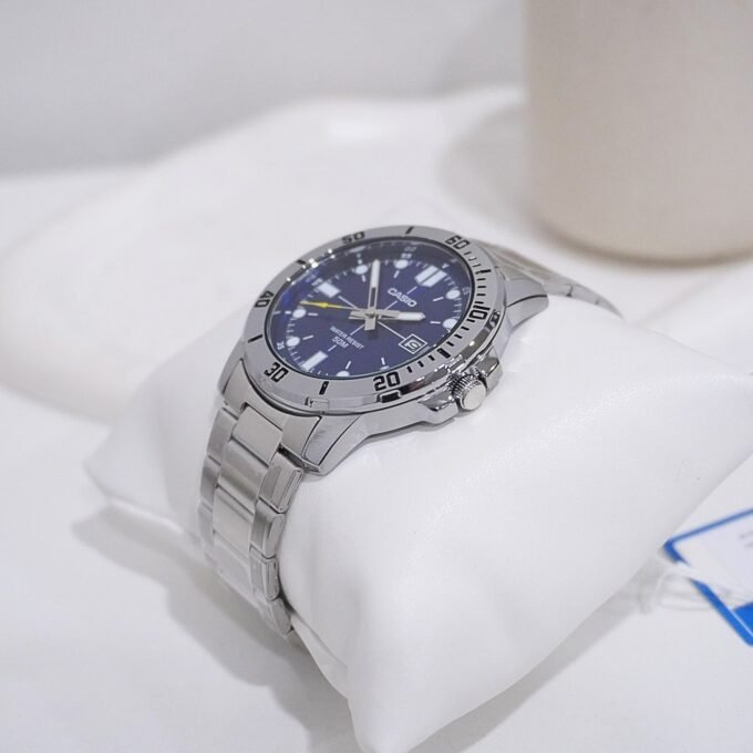 Montre CASIO Homme - MTP-VD01D-2EVUDF - Bracelet Gris En Acier Inoxydable - Résistante à l'eau - 12 Mois De Garantie