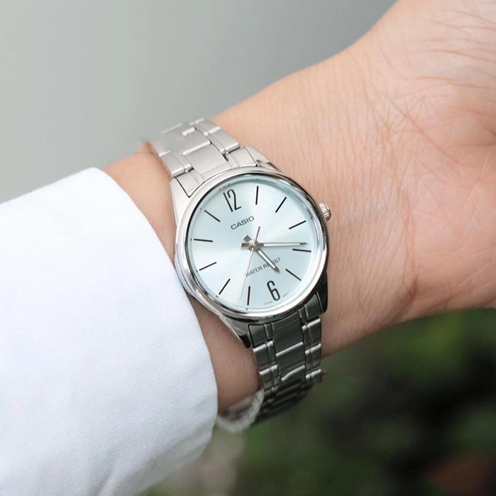 Montre-Bracelet-Femme-Casio-Collection-LTP-V005D-7BUDF-Bracelet-Gris-En-Acier-Inoxydable-Resistante-a-lEau-LTP-V005D-7BUDF