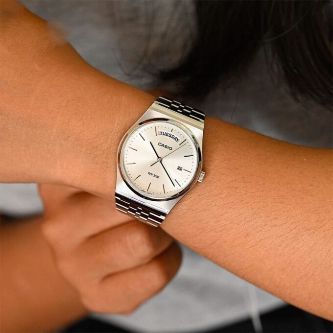 Montre Homme Casio MTP-B146D-7AVDF – Acier inoxydable, 40,8 mm, Bracelet acier, Résistante 50m, Affichage jour/date, Précision ±20s/mois, Verre minéral, 3 ans autonomie