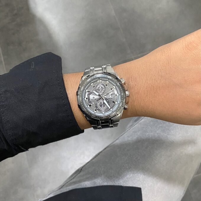 Montre Chronographe Classique Casio EFR-539DE-8AVUDF - 10 ATM, 2 Ans Batterie, ±20s/Mois, 1/10e Sec - Acier Inox/Alu - Gris Ionique - EFR-539DE-8AVUDF