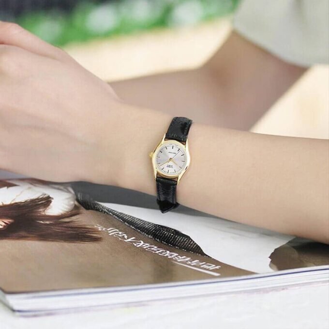 Montre Femme Casio - LTP-1094Q-7ARDF - Bracelet en Cuir noir - Affichage analogique - Résistant à l'eau