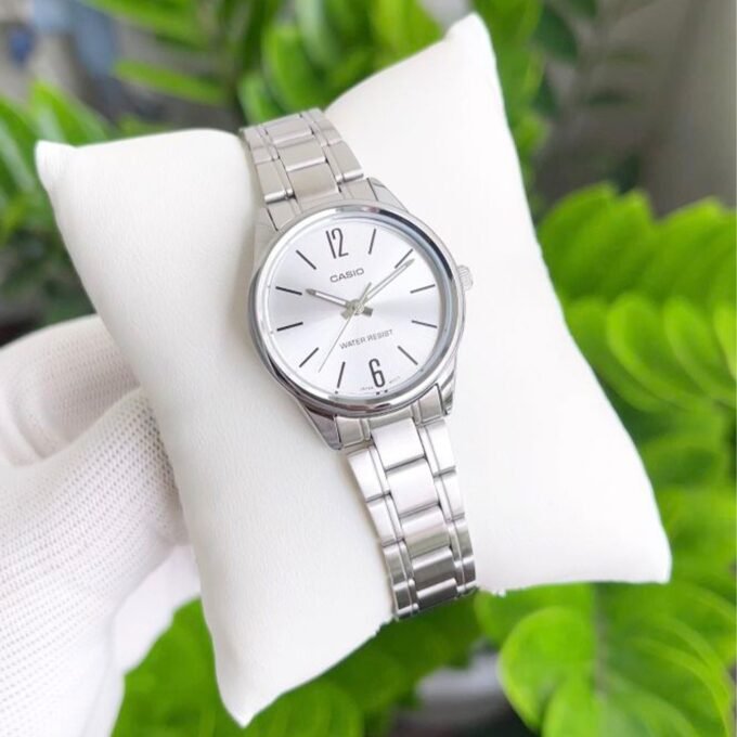 Montre-Bracelet Femme Casio Collection LTP-V005D-7BUDF - Bracelet Gris En Acier Inoxydable - Résistante à l'Eau