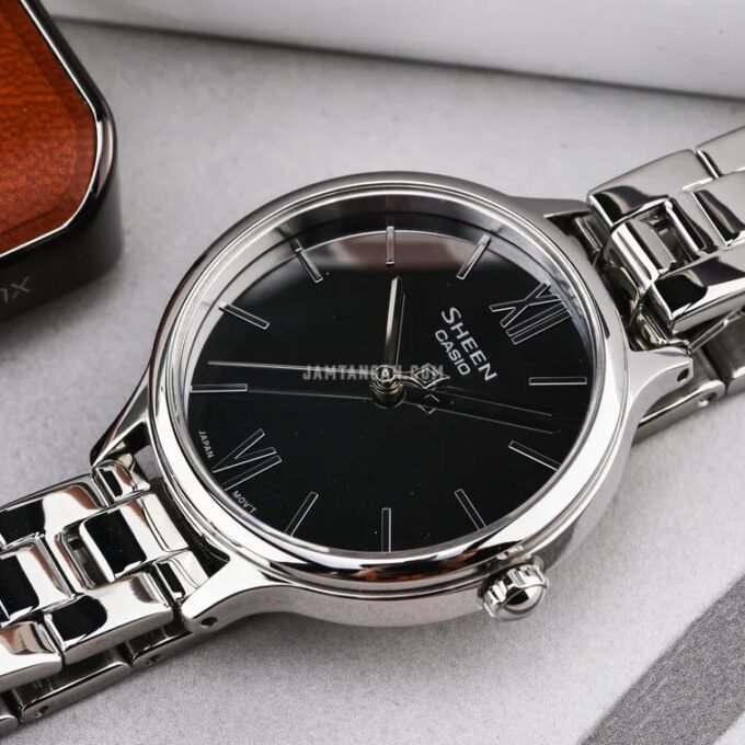 Montre Casio Sheen SHE-4560D-7AUDF - Design Moderne et Résistance à l'Eau de 10 ATM - Verre Saphir