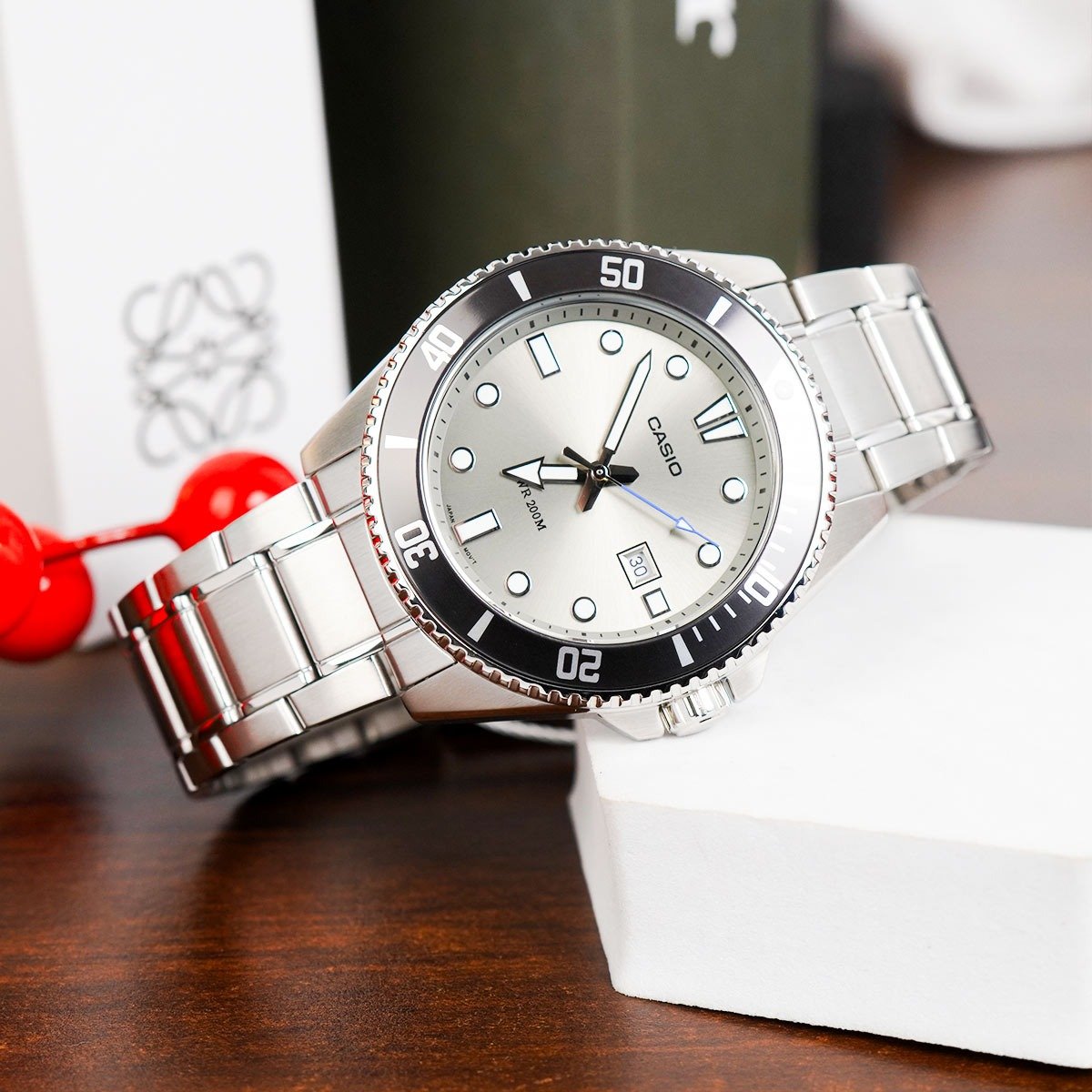 montre homme casio mdv 107d 8avdf acier inoxydable, lunette anti retour, étanche 200m, verre minéral, bracelet acier, précision ±20s/mois, date argenté