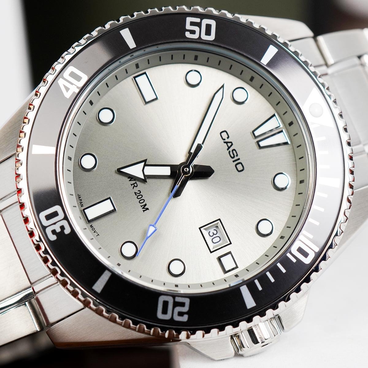 montre homme casio mdv 107d 8avdf acier inoxydable, lunette anti retour, étanche 200m, verre minéral, bracelet acier, précision ±20s/mois, date argenté