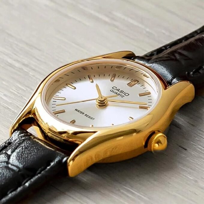 Montre Femme Casio - LTP-1094Q-7ARDF - Bracelet en Cuir noir - Affichage analogique - Résistant à l'eau