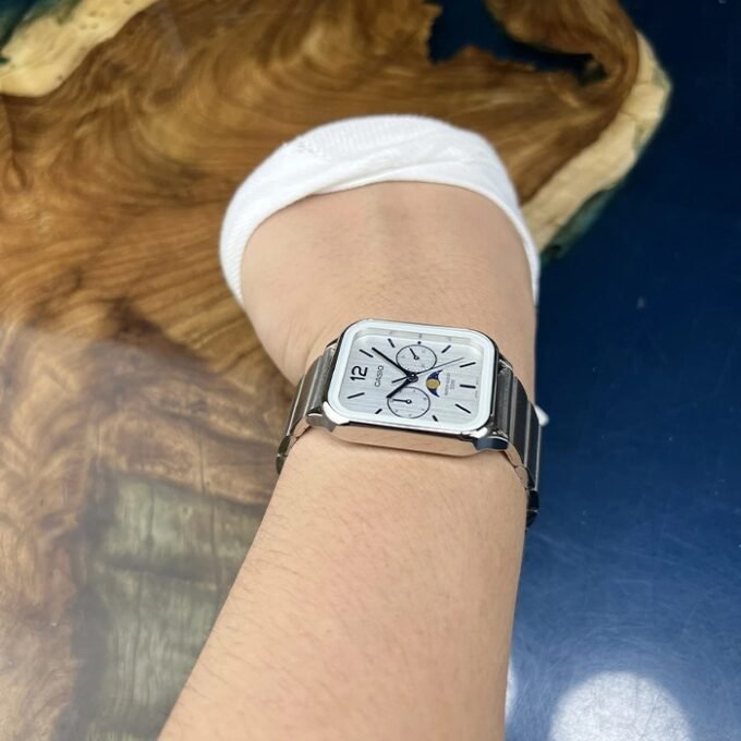 Montre Homme Casio Quartz Acier Inoxydable, Affichage Analogique, Jour-Date-Mois, Résistante à l’eau, Bracelet Argent, Cadran Blanc – MTP-M305D-7AVDF