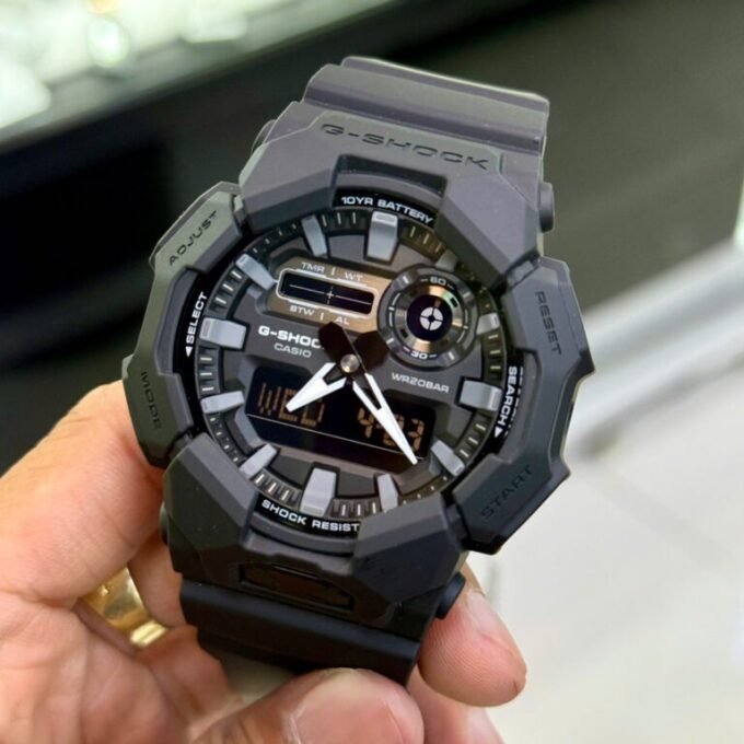 Montre G-Shock GA-010-1A1DR - Classique Carbon Core Guard, 20 ATM, Chrono 1/100e, Monde 31 TZ - Carbone Bio/Résine Bio - Noir - GA-010-1A1DR