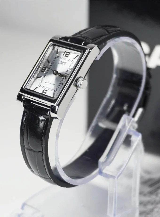 montre classique femme design Élégant, bracelet cuir, résistance à leau, mouvement quartz acier argenté référence ltp 1234ll 7adf
